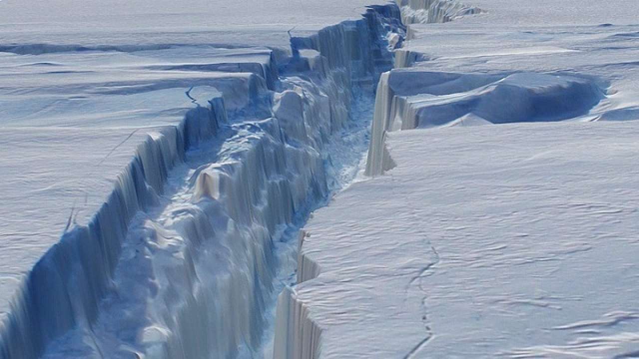 Дыры во льдах Антарктиды сигнализируют об экологической катастрофе